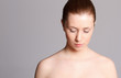junge frau mit gesenktem blick