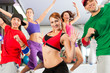 Foto: Fitness - Zumba training und Workout im Fitnessstudio Fitness - Zumba training und Workout im Fitnessstudio