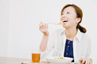 パスタを食べている女性