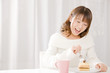 ケーキを食べようとしている女性