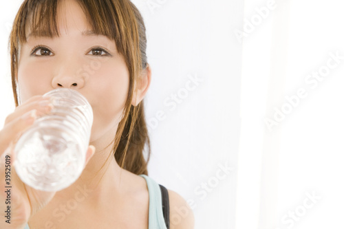 Photo: ペットボトルの水を飲んでいる女性 ペットボトルの水を飲んでいる女性
