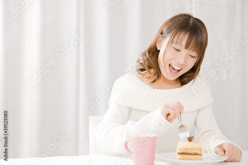 Photo: ケーキを食べようとしている女性 ケーキを食べようとしている女性