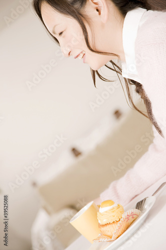 Foto: ケーキを食べながら笑っている女性 ケーキを食べながら笑っている女性