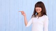 指さしする女性