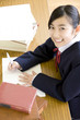 勉強する女子中学生