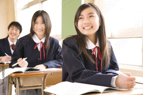 Photo: 授業に臨む中学生3人 授業に臨む中学生3人