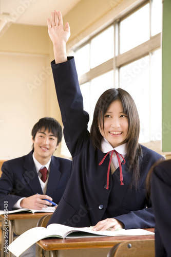 Photo: 挙手をする女子中学生 挙手をする女子中学生