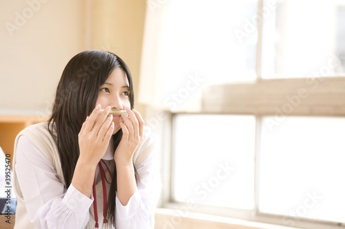 Photo: 授業中の女子中学生 授業中の女子中学生