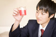 実験をする男子中学生
