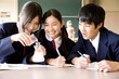 実験をする中学生3人