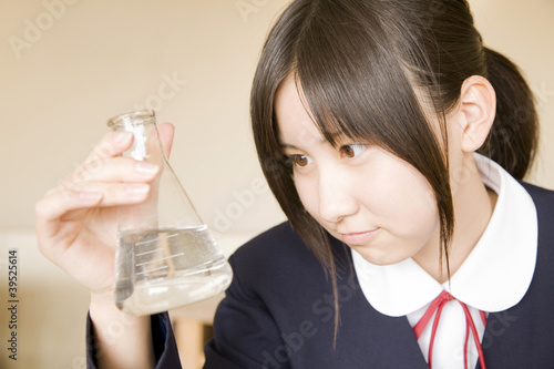 Photo: フラスコに入っている液体を見る女子中学生 フラスコに入っている液体を見る女子中学生