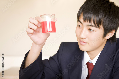 Photo: 実験をする男子中学生 実験をする男子中学生