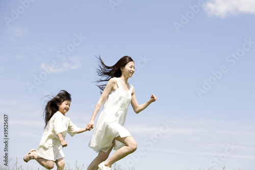 Photo: 走っている女の子と若い女性 走っている女の子と若い女性