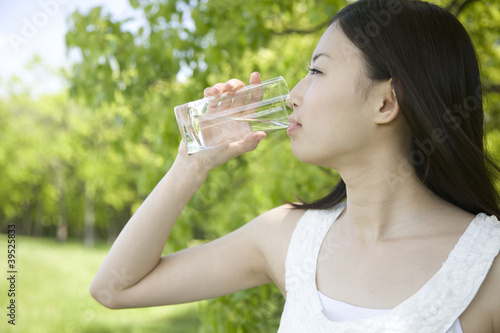 Photo: グラスで水を飲む女性 グラスで水を飲む女性