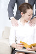 Foto: 男性社員に肩を揉まれるOL 男性社員に肩を揉まれるOL