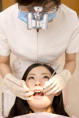 Photo: 女性患者の歯科治療をする歯科衛生士 女性患者の歯科治療をする歯科衛生士