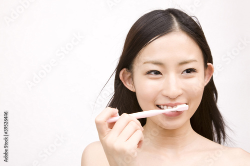 Photo: 歯を磨く女性 歯を磨く女性