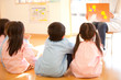 紙芝居を見る幼稚園児の後姿