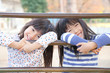 遊具につかまって微笑む女の子2人