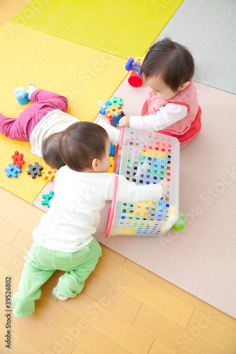 Photo: おもちゃで遊ぶ乳児3人 おもちゃで遊ぶ乳児3人