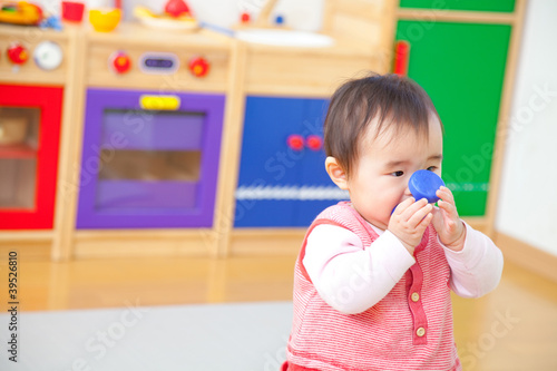 Foto: おもちゃで遊ぶ乳児 おもちゃで遊ぶ乳児