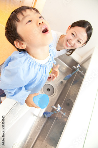 Photo: うがいをする幼稚園児と幼稚園教諭 うがいをする幼稚園児と幼稚園教諭