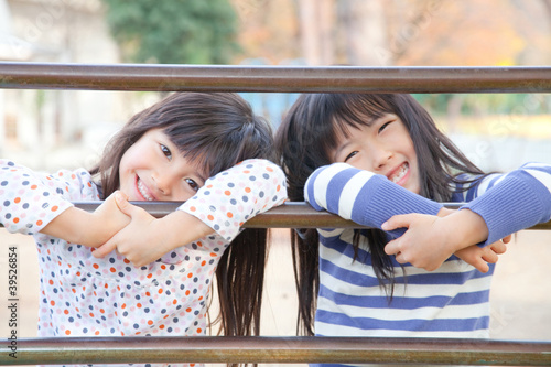 Photo: 遊具につかまって微笑む女の子2人 遊具につかまって微笑む女の子2人