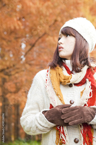Photo: 紅葉を眺める女性 紅葉を眺める女性