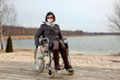 Frau im Rollstuhl in der Natur