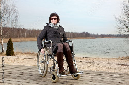 Foto: Frau im Rollstuhl in der Natur Frau im Rollstuhl in der Natur