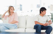 Foto: Man turned away looking angry, while the woman looks over to him looking upset Man turned away looking angry, while the woman looks over to him looking upset