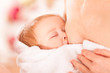 Foto: baby beim stillen baby beim stillen
