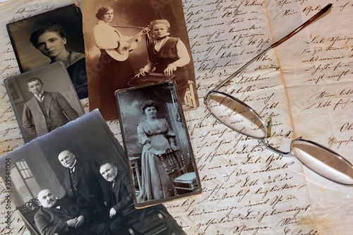 Foto: Alter Brief (1857) mit alten Fotos und Brille Alter Brief (1857) mit alten Fotos und Brille