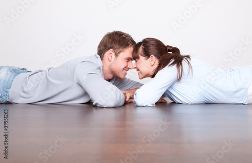 Photo: hauskauf paar liebe fußboden hauskauf paar liebe fußboden