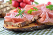 Brotzeit mit Salami und Bauernbrot