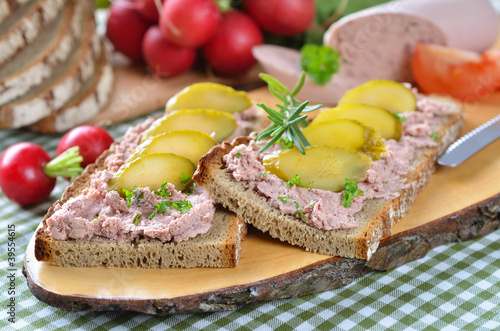 Foto: Deftige Brotzeit mit Hausmacherleberwurst Deftige Brotzeit mit Hausmacherleberwurst