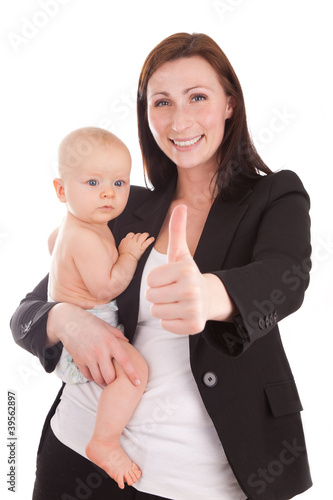 Foto: frau mit baby und daumen hoch frau mit baby und daumen hoch