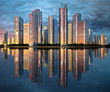 Foto: skyscraper skyline reflected on water skyscraper skyline reflected on water