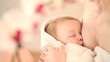 Mutter mit Baby beim Stillen