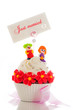 Foto: A wedding cupcake on white background as studio shot A wedding cupcake on white background as studio shot