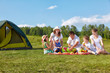 Foto: family picnic in park family picnic in park