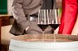 Mann und Frau trinken Rotwein im Restaurant