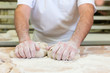 Bäcker beim Brotbacken