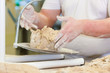 Bäcker beim Brotbacken