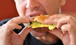malbouffe homme mangeant un hamburger malbouffe homme mangeant un hamburger