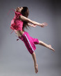 Foto: beauty girl dance on grey background beauty girl dance on grey background