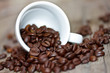 Kaffeebohnen mit Tasse