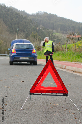 Photo: Triangulo de precaucion, averia, accidente. Triangulo de precaucion, averia, accidente.