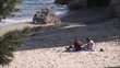 PAREJA TOMANDO EL SOL EN LA PLAYA
