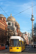Vue de la Tv tower de Berlin au travers d'une rue - Allemagne Vue de la Tv tower de Berlin au travers d'une rue - Allemagne